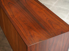画像をギャラリービューアに読み込む, Ib Kofod-Larsen(イブ・コフォード-ラーセン)のサイドボードFA66の天板のローズウッドの木目