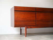画像をギャラリービューアに読み込む, Ib Kofod-Larsen(イブ・コフォード-ラーセン)のサイドボードFA66の左角と脚