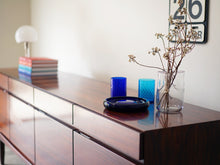 画像をギャラリービューアに読み込む, Ib Kofod-Larsen(イブ・コフォード-ラーセン)のサイドボードFA66の天板に置かれた雑貨