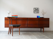 画像をギャラリービューアに読み込む, Ib Kofod-Larsen(イブ・コフォード-ラーセン)のサイドボードFA66とオーレヴァンシャーのTチェア