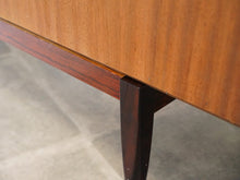 画像をギャラリービューアに読み込む, Ib Kofod-Larsen(イブ・コフォード-ラーセン)のサイドボードFA66の脚に割れ