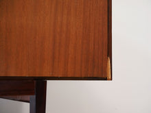 画像をギャラリービューアに読み込む, Ib Kofod-Larsen(イブ・コフォード-ラーセン)のサイドボードFA66の裏面に欠け