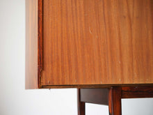 画像をギャラリービューアに読み込む, Ib Kofod-Larsen(イブ・コフォード-ラーセン)のサイドボードFA66の裏面に欠け