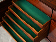 画像をギャラリービューアに読み込む, Ib Kofod-Larsen(イブ・コフォード-ラーセン)のサイドボードFA66のトレイはグリーンのファブリック敷き