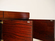 画像をギャラリービューアに読み込む, Ib Kofod-Larsen(イブ・コフォード-ラーセン)のサイドボードFA66の扉は磁石で留まる