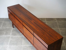 画像をギャラリービューアに読み込む, Ib Kofod-Larsen(イブ・コフォード-ラーセン)のサイドボードFA66のローズウッドの木目