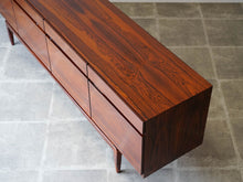 画像をギャラリービューアに読み込む, Ib Kofod-Larsen(イブ・コフォード-ラーセン)のサイドボードFA66のローズウッドの木目