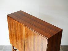 画像をギャラリービューアに読み込む, Ole Wanscher(オーレ・ヴァンシャー)ローズウッドのキャビネットRungstedlundの棚の上