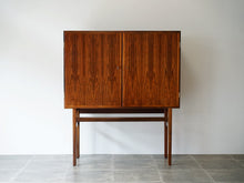 画像をギャラリービューアに読み込む, Ole Wanscher(オーレ・ヴァンシャー)ローズウッドのキャビネットRungstedlundの正面