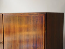画像をギャラリービューアに読み込む, Ole Wanscher(オーレ・ヴァンシャー)ローズウッドのキャビネットRungstedlundの扉の木目