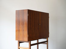 画像をギャラリービューアに読み込む, Ole Wanscher(オーレ・ヴァンシャー)ローズウッドのキャビネットRungstedlundの側面