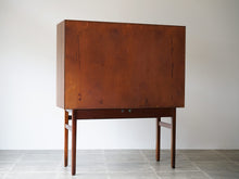 画像をギャラリービューアに読み込む, Ole Wanscher(オーレ・ヴァンシャー)ローズウッドのキャビネットRungstedlundの裏面