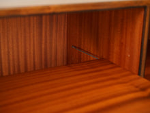 画像をギャラリービューアに読み込む, Ole Wanscher(オーレ・ヴァンシャー)ローズウッドのキャビネットRungstedlundの棚はスライド式