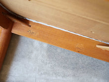 画像をギャラリービューアに読み込む, Niels Koefoed(ニールス・コフォード)のダイニングチェアOleの座枠にある刻印