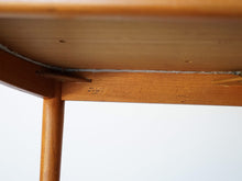 画像をギャラリービューアに読み込む, Niels Koefoed(ニールス・コフォード)のダイニングチェアOleの座枠にある刻印