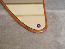 画像をギャラリービューアに読み込む, デンマークデザインの壁掛け鏡ヴィンテージミラーの鏡を留めるチークパーツとマイナスネジ