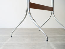 画像をギャラリービューアに読み込む, George Nelson(ジョージネルソン)のHome deskスワッグレックデスクのエンドキャップのある脚先