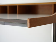 画像をギャラリービューアに読み込む, George Nelson(ジョージネルソン)のHome deskスワッグレックデスクの角の傷