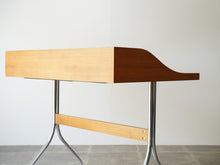 画像をギャラリービューアに読み込む, George Nelson(ジョージネルソン)のHome deskスワッグレックデスクの背面角