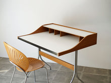 画像をギャラリービューアに読み込む, George Nelson(ジョージネルソン)のHome deskスワッグレックデスクと椅子を合わせた様子