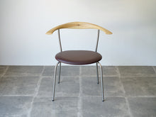 画像をギャラリービューアに読み込む, Hans J. Wegner(ハンス・ウェグナー)PP701アームチェアの正面上から