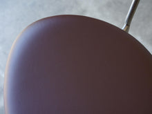 画像をギャラリービューアに読み込む, Hans J. Wegner(ハンス・ウェグナー)PP701アームチェアのレザー表面