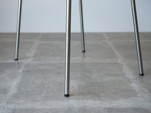 画像をギャラリービューアに読み込む, Hans J. Wegner(ハンス・ウェグナー)PP701アームチェアのスチールの足先