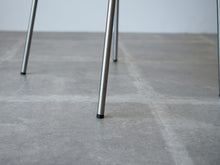 画像をギャラリービューアに読み込む, Hans J. Wegner(ハンス・ウェグナー)PP701アームチェアの後脚