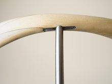 画像をギャラリービューアに読み込む, Hans J. Wegner(ハンス・ウェグナー)PP701アームチェアの背もたれとフレームの接合