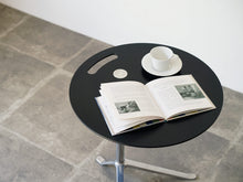 画像をギャラリービューアに読み込む, Kasper Salto(キャスパー・サルト)のハイテーブルLittle Friendに本とコーヒー