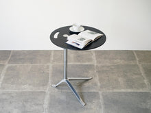 画像をギャラリービューアに読み込む, Kasper Salto(キャスパー・サルト)のハイテーブルLittle Friendにコーヒーと本