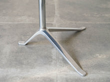 画像をギャラリービューアに読み込む, Kasper Salto(キャスパー・サルト)のハイテーブルLittle Friendの3本脚