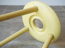 画像をギャラリービューアに読み込む, Eduard Ludwig(エドゥアルト・ルートヴィヒ)バウハウスデザインの黄色のスツールの座面裏