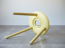 画像をギャラリービューアに読み込む, Eduard Ludwig(エドゥアルト・ルートヴィヒ)バウハウスデザインの黄色のスツールの裏面