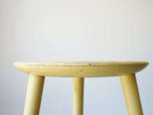 画像をギャラリービューアに読み込む, Eduard Ludwig(エドゥアルト・ルートヴィヒ)バウハウスデザインの黄色のスツールの座面横