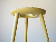 画像をギャラリービューアに読み込む, バウハウスデザインの黄色のスツール