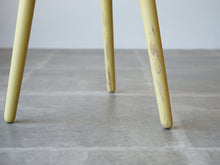 画像をギャラリービューアに読み込む, バウハウスデザインの黄色のスツールの脚先