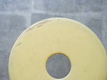 画像をギャラリービューアに読み込む, バウハウスデザインの黄色のスツールの座面