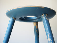 画像をギャラリービューアに読み込む, Eduard Ludwig(エドゥアルト・ルートヴィヒ)バウハウスデザインの青いスツールの座面裏側