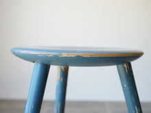 画像をギャラリービューアに読み込む, Eduard Ludwig(エドゥアルト・ルートヴィヒ)バウハウスデザインの青いスツール側面に塗装の剥がれがヴィンテージ感