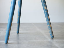 画像をギャラリービューアに読み込む, Eduard Ludwig(エドゥアルト・ルートヴィヒ)バウハウスデザインの青いスツールの脚先