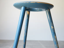 画像をギャラリービューアに読み込む, Eduard Ludwig(エドゥアルト・ルートヴィヒ)バウハウスデザインの青いスツールの足