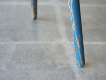 画像をギャラリービューアに読み込む, Eduard Ludwig(エドゥアルト・ルートヴィヒ)バウハウスデザインの青いスツールの脚先