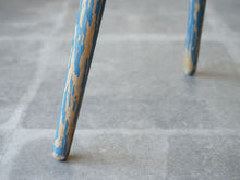 画像をギャラリービューアに読み込む, Eduard Ludwig(エドゥアルト・ルートヴィヒ)バウハウスデザインの青いスツールの脚先