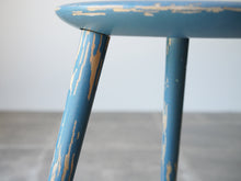 画像をギャラリービューアに読み込む, Eduard Ludwig(エドゥアルト・ルートヴィヒ)バウハウスデザインの青いスツールの脚の付け根