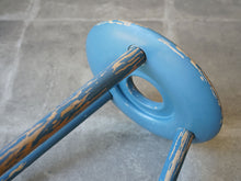 画像をギャラリービューアに読み込む, Eduard Ludwig(エドゥアルト・ルートヴィヒ)バウハウスデザインの青いスツールの脚と裏面