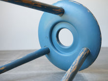 画像をギャラリービューアに読み込む, Eduard Ludwig(エドゥアルト・ルートヴィヒ)バウハウスデザインの青いスツールの裏面