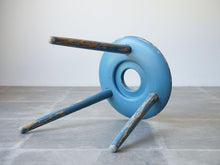 画像をギャラリービューアに読み込む, Eduard Ludwig(エドゥアルト・ルートヴィヒ)バウハウスデザインの青いスツールの裏面