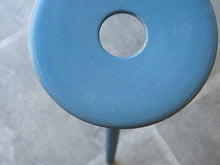 画像をギャラリービューアに読み込む, Eduard Ludwig(エドゥアルト・ルートヴィヒ)バウハウスデザインの青いスツール座面