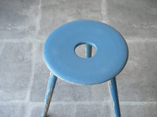 画像をギャラリービューアに読み込む, Eduard Ludwig(エドゥアルト・ルートヴィヒ)バウハウスデザインの青いスツール座面丸い
